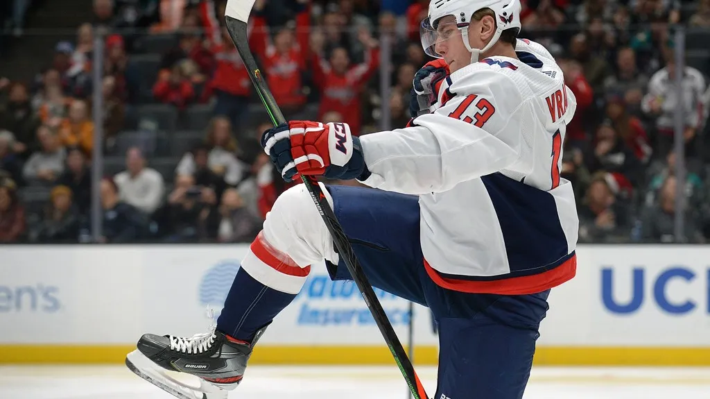 Jakub Vrána z Washingtonu oslavuje gól v NHL