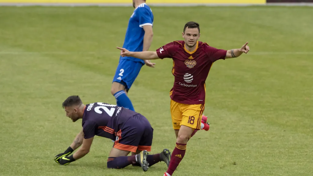 Daniel Souček se raduje z gólu