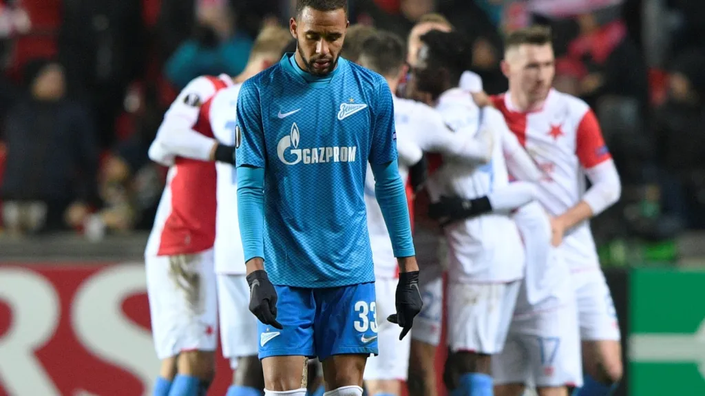 Hernani ze Zenitu Petrohrad a slavící hráči Slavie