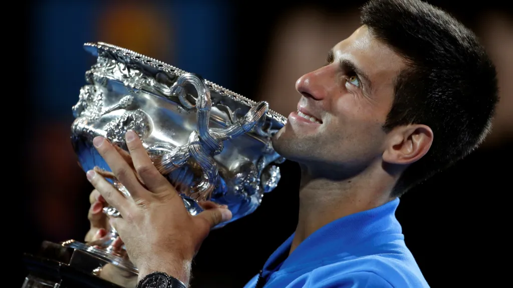 Novak Djokovič s trofejí pro vítěze Australian Open