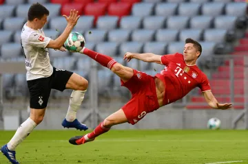 Robert Lewandowski z Bayernu střílí gól do sítě Mönchengladbachu