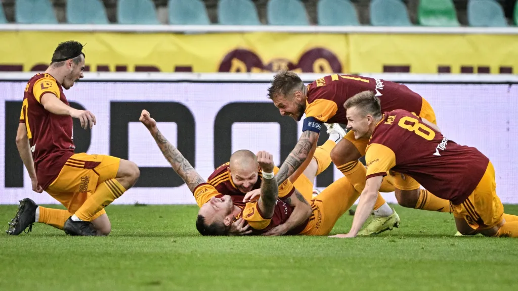 Jakub Řezníček slaví se spoluhráči stý ligový gól