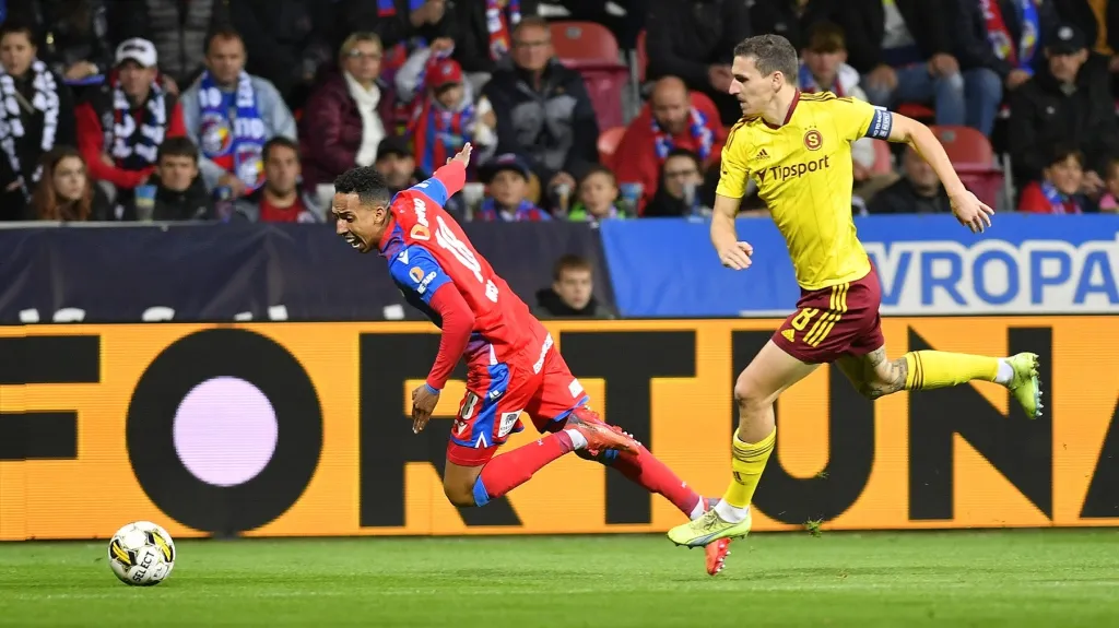 David Pavelka v utkání s Plzní