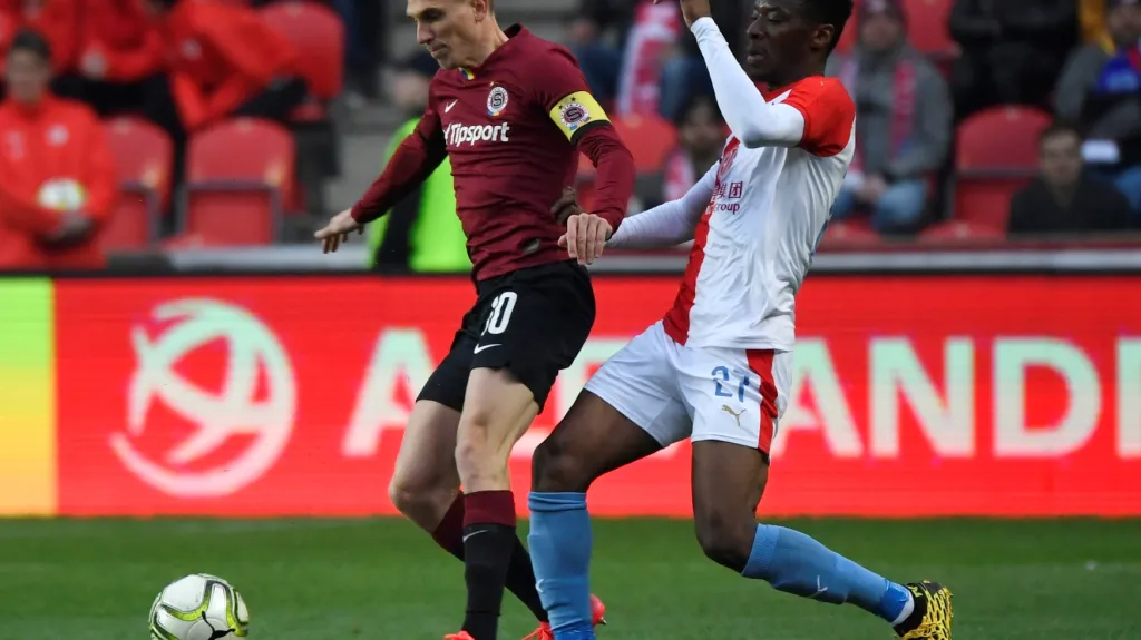 Sparťan Bořek Dočkal (vlevo) v souboji s Ibrahimem Traorém ze Slavie