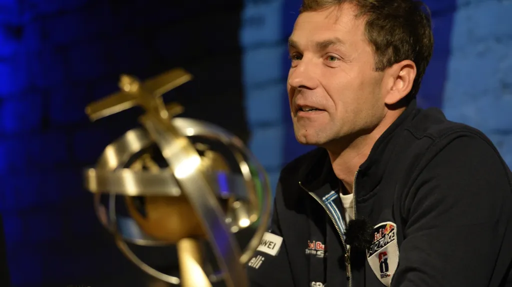 Martin Šonka s trofejí pro vítěze Red Bull Air Race