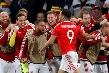 Hal Robson-Kanu se raduje se spoluhráči
