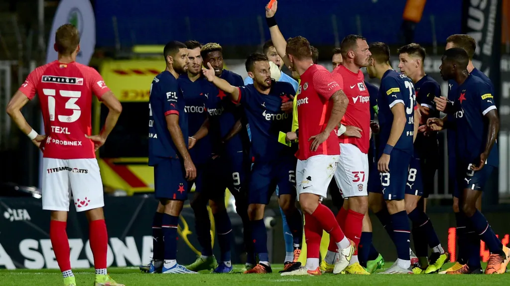Slavista Aihama Ousoua inkasoval v zápase s Brnem červenou kartu