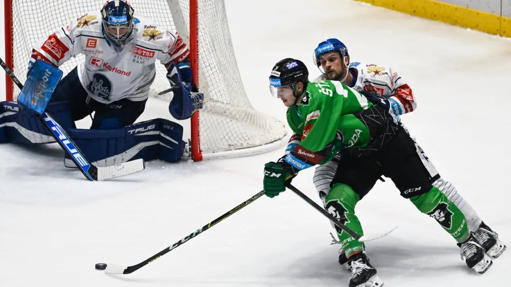 Mladoboleslavský David Šťastný u puku v zápase proti Kladnu