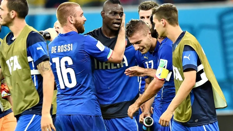 Radost Italů po brance Balotelliho (uprostřed)