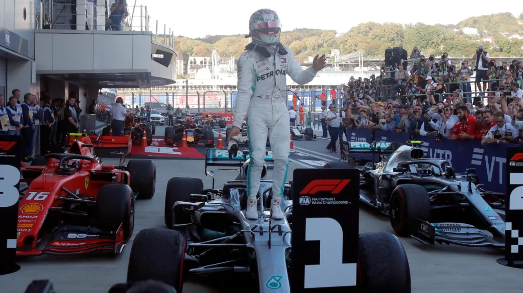 Lewis Hamilton se raduje z výhry ve Velké ceně Soči formule 1