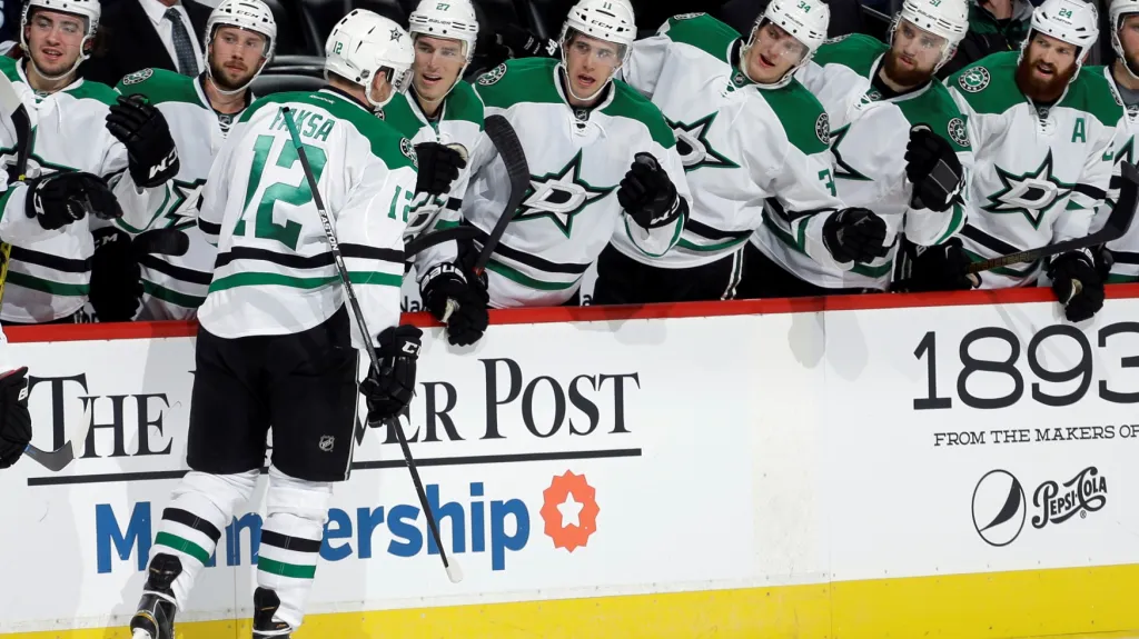 Radek Faksa slaví se spoluhráči