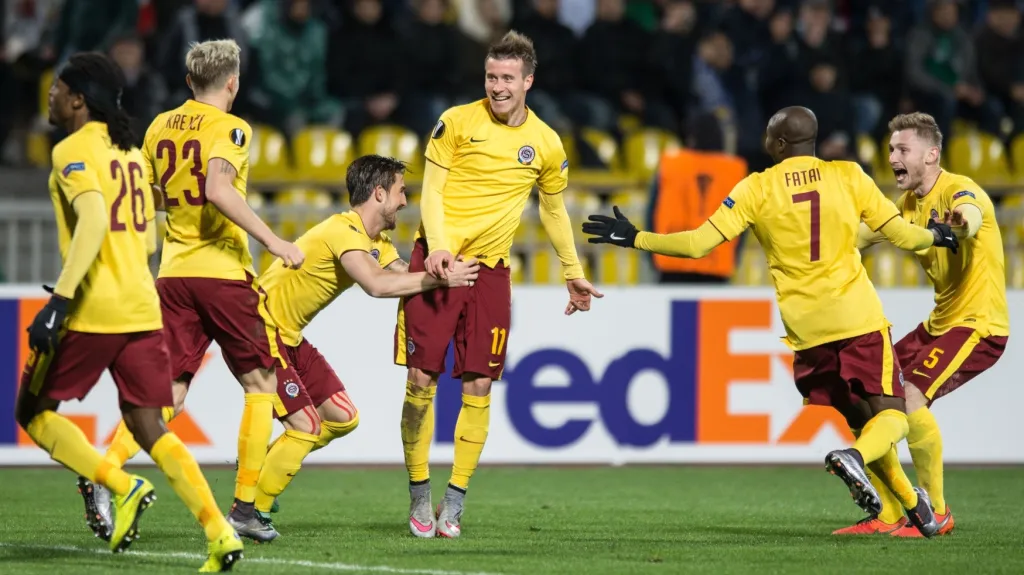 Fotbalisté Sparty se radují z gólu Lukáše Marečka (uprostřed) v utkání s Krasnodarem