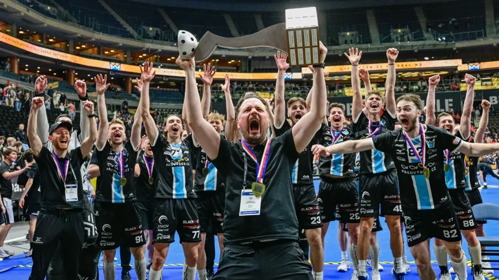 Joonas Naava s florbalisty mistrovské Mladé Boleslavi