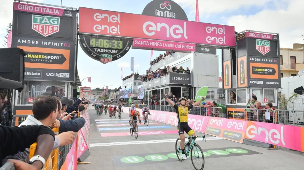 Enrico Battaglin vítězí v páté etapě Giro d'Italia