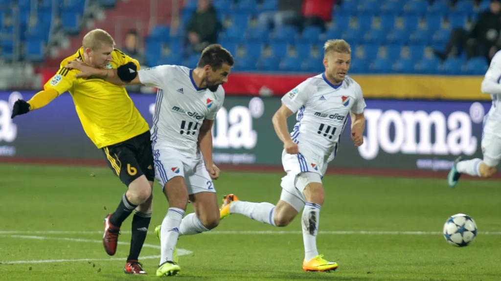 Milan Baroš v souboji s Janem Šislerem