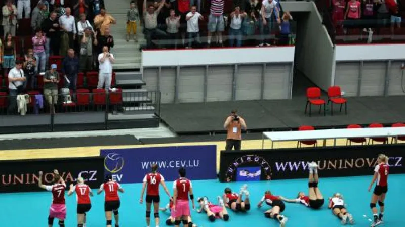 Volejbalistky děkují publiku