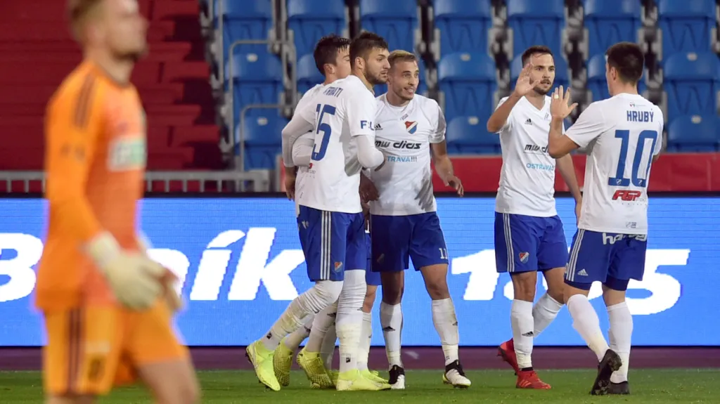 Fotbalisté Baníku Ostrava slaví gól v utkání s Karvinou