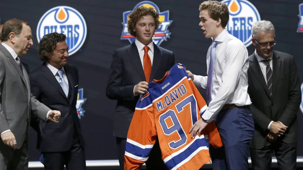 Connor McDavid během draftu (druhý zprava)