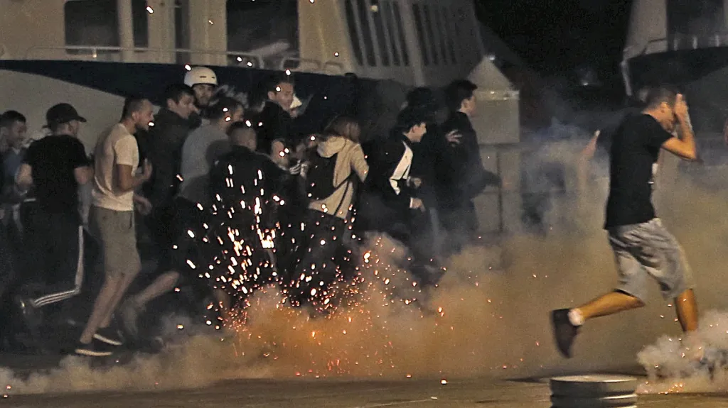 Policie použila proti chuligánům slzný plyn