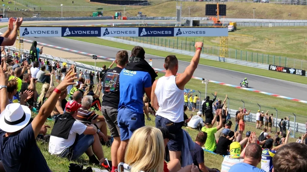 Diváci zdraví Valentina Rossiho