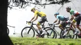 Chris Froome stoupá před Fabiem Aruem