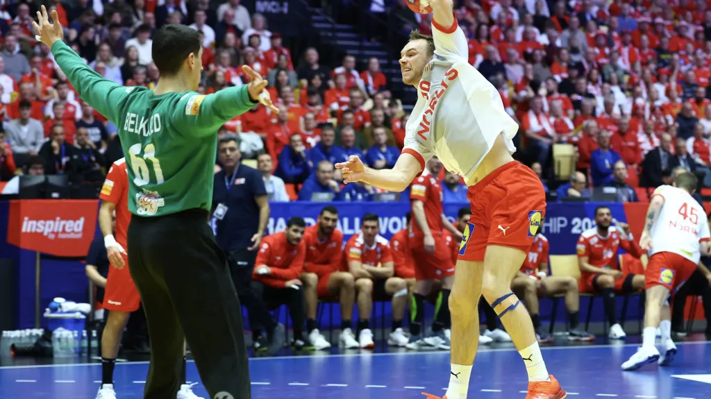 Mathias Gidsel při střelbě proti Tunisku