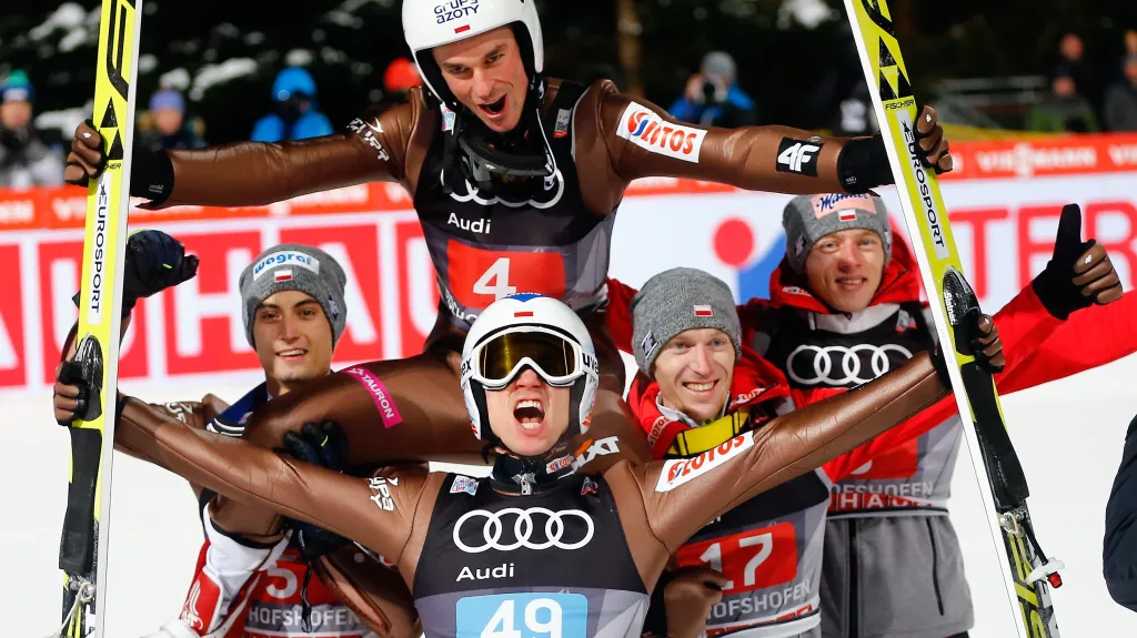 Kamil Stoch oslavuje s Pjotrem Zylou