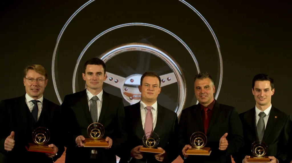 Mika Häkkinen (vlevo) předal ocenění nejlepším českým jezdcům
