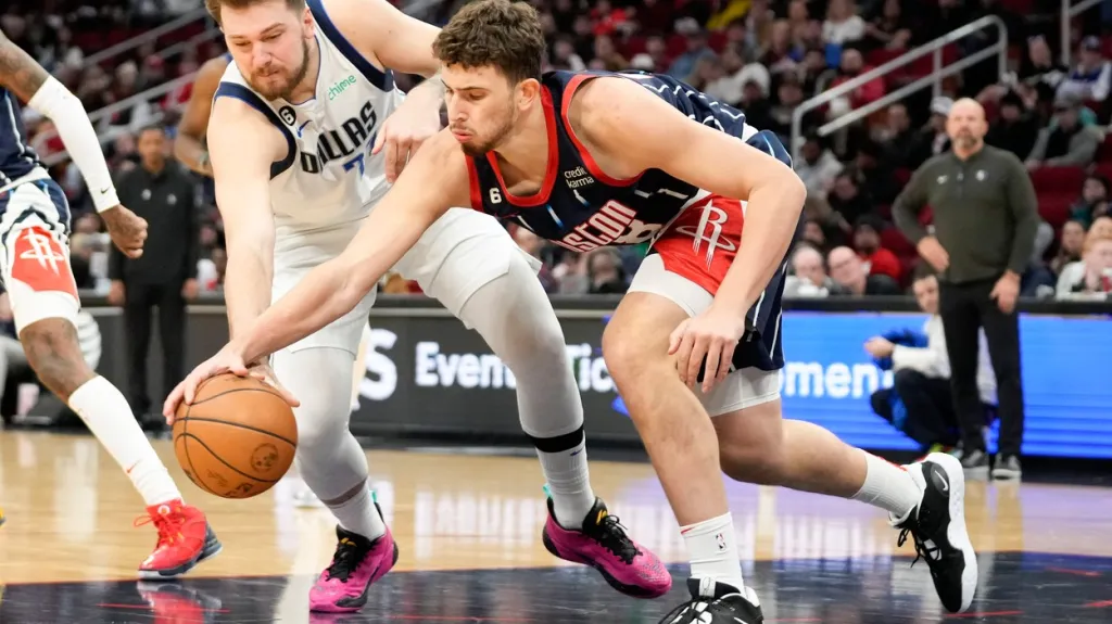 Luka Dončič (vlevo) v akci