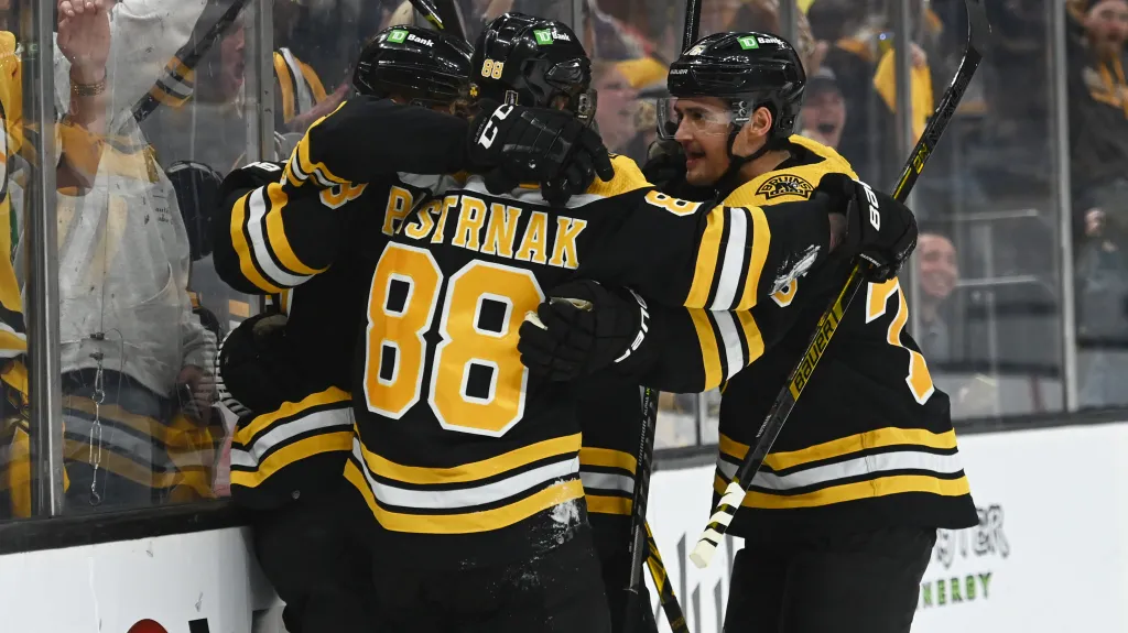 David Pastrňák se raduje se spoluhráči