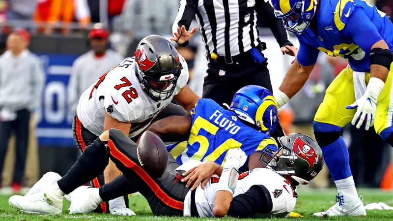 Fumble Toma Bradyho po zákroku Leonarda Floyda