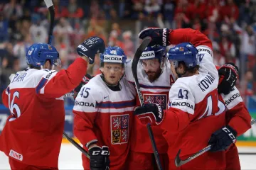 Čeští hokejisté se radují z gólu