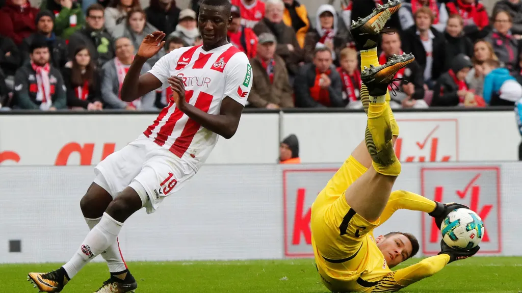 Jiří Pavlenka (vpravo) v utkání proti Kolínu nad Rýnem