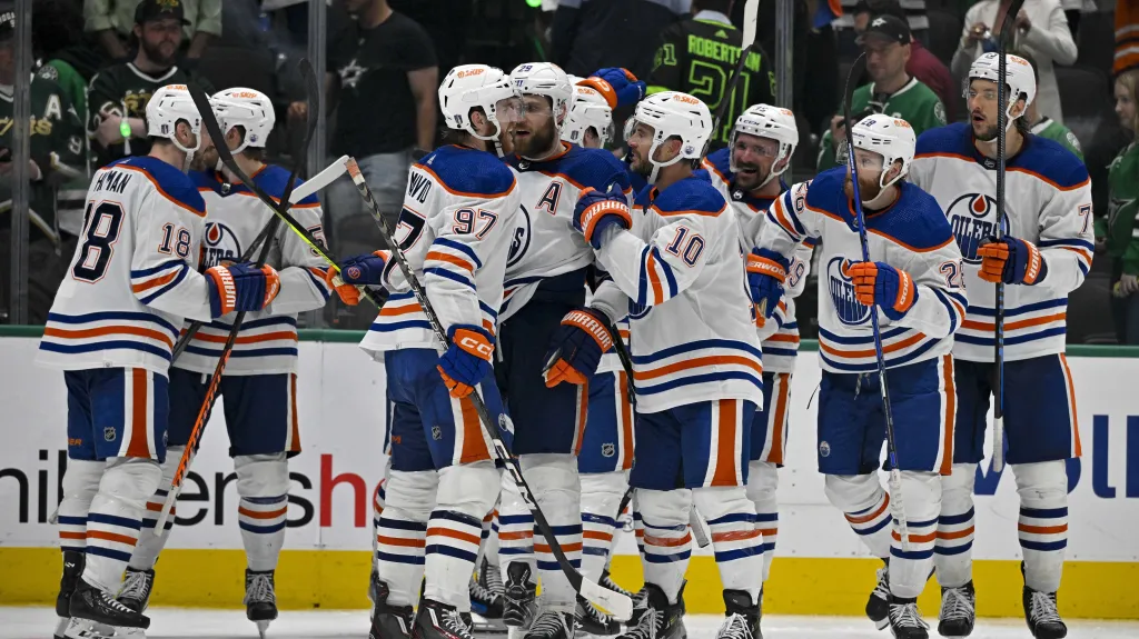 Hokejisté Edmontonu se radují z vítězného gólu Connora McDavida