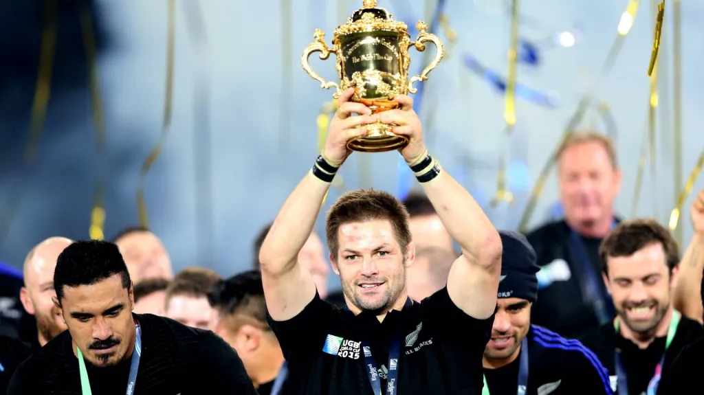 Richie McCaw s trofejí pro mistry světa