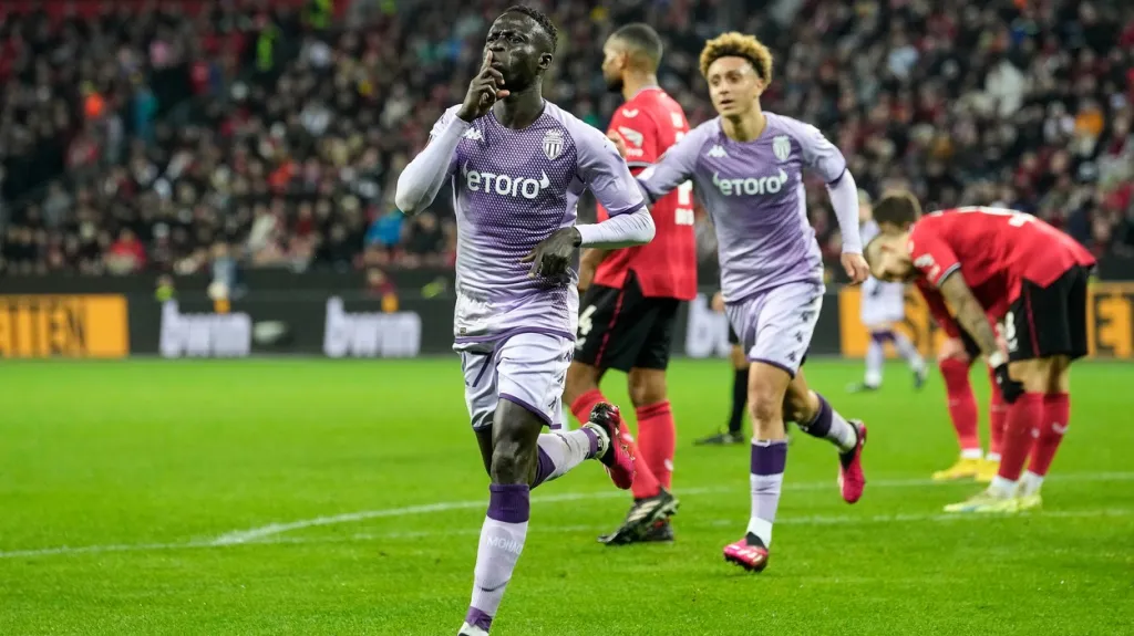 Krepin Diatta z Monaka oslavuje gól v Leverkusenu