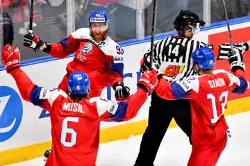Jakub Voráček (č. 93) slaví se spoluhráči branku na mistrovství světa