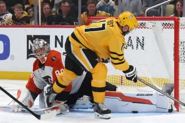 Brankář Philadelphie Daniel Vladař likviduje šanci Bryana Rusta z Pittsburghu