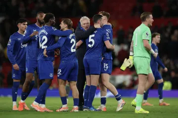 Trenér David Moyes oslavuje s hráči Evertonu vítězství