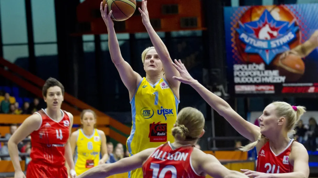 Jelena Dubljevičová z USK Praha (nahoře uprostřed) v zápase s Rivasem Madrid