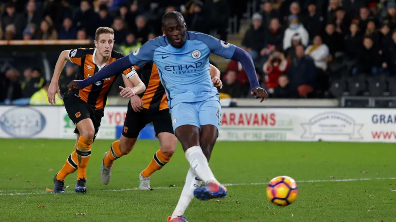 Yaya Touré střílí gól z penalty do sítě Hullu