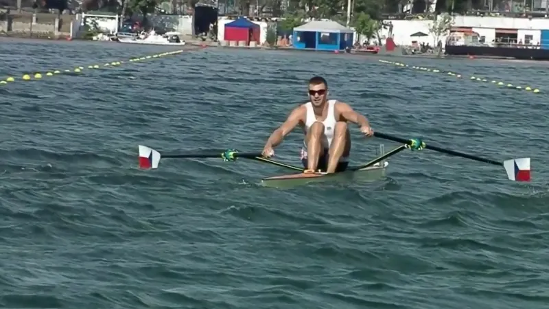 Synek a Topinková jsou ve čtvrtfinále, stěžovali si na vlny