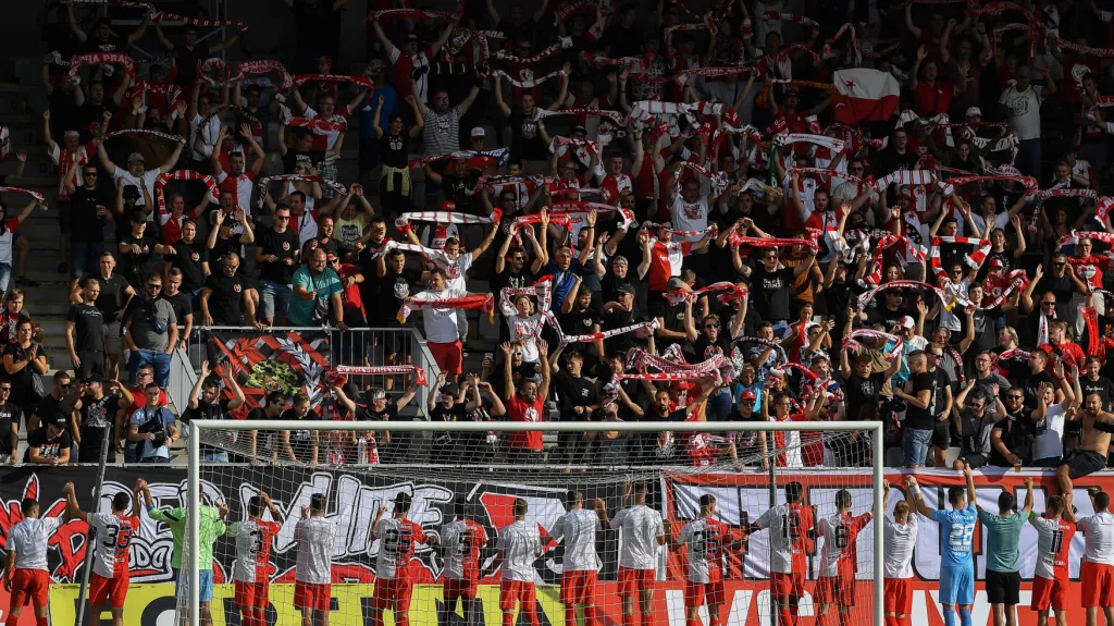 Fotbalisté Slavie slaví s fanoušky