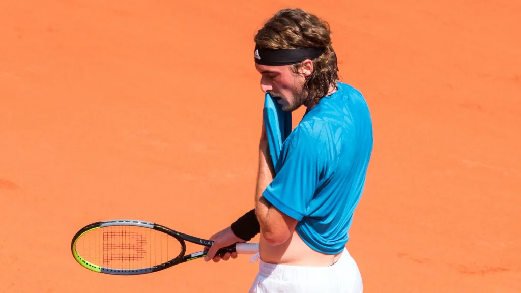Stefanos Tsitsipas si otírá obličej