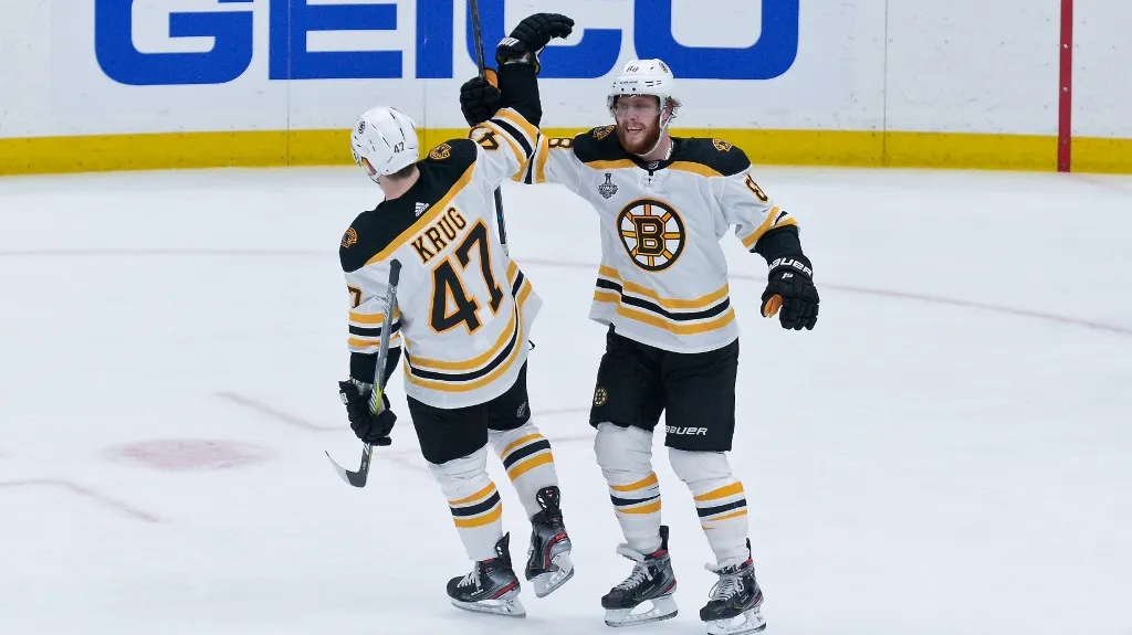 David Pastrňák slaví gól se spoluhráčem Toreyem Krugem