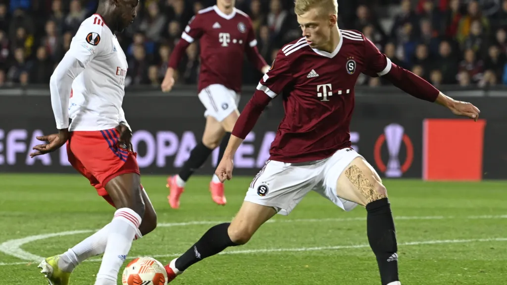 Filip Panák ze Sparty v utkání proti Lyonu