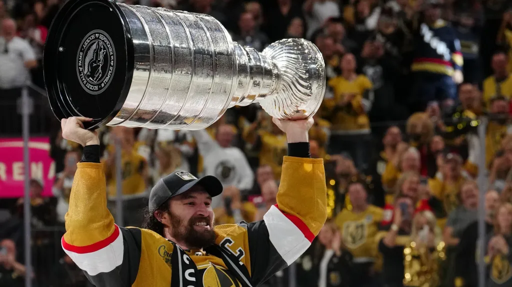 Kapitán Vegas Golden Knights Mark Stone se Stanley Cupem