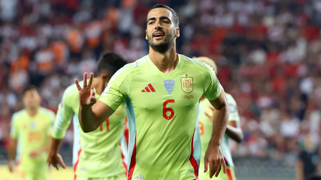 Španělský reprezentant Mikel Merino se raduje z gólu
