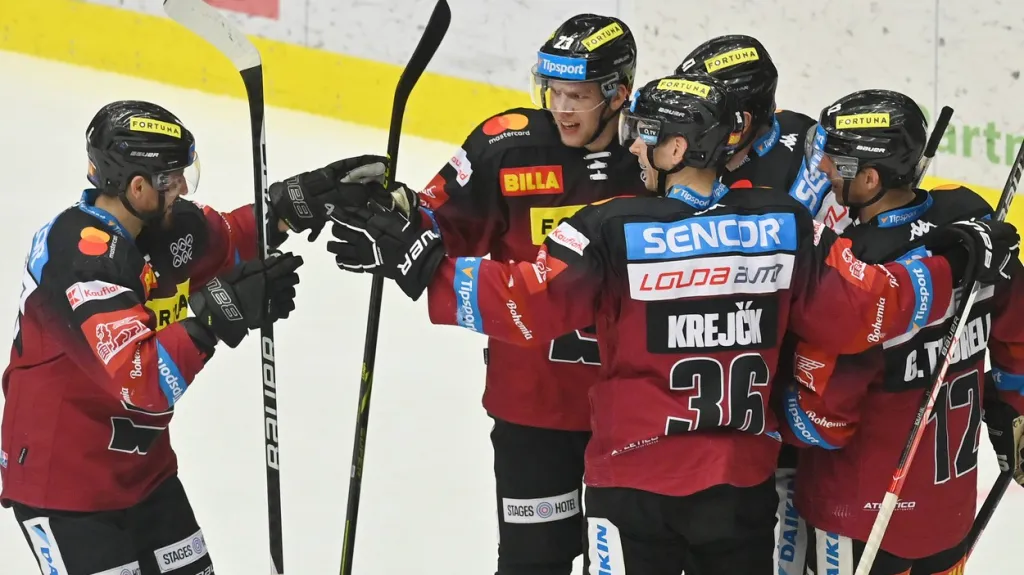 Hokejisté Sparty se radují z branky
