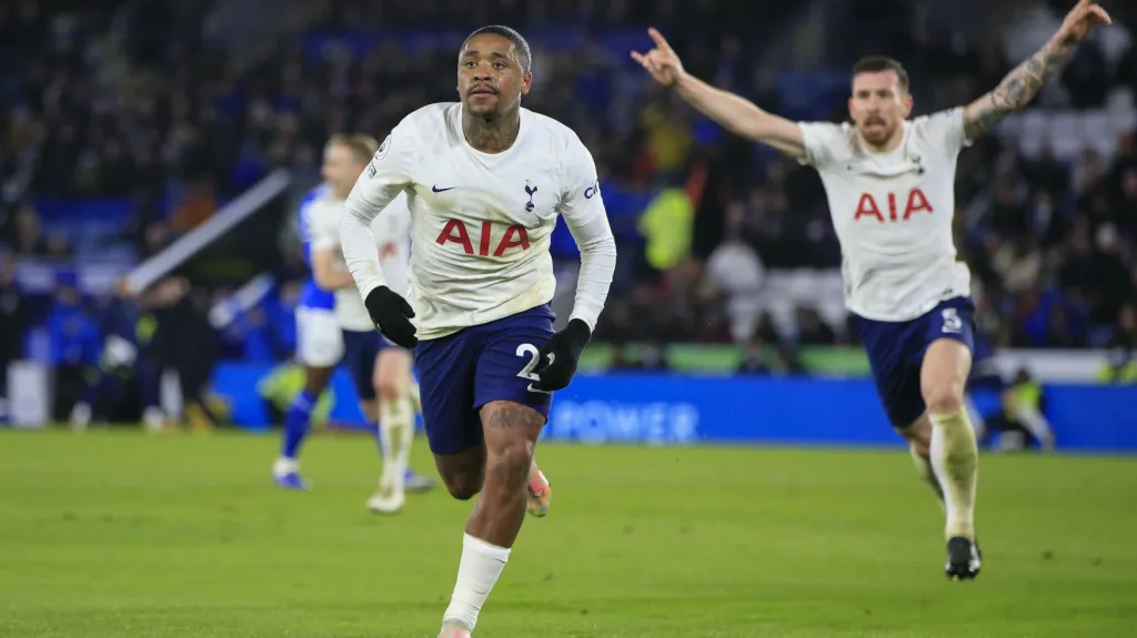 Steven Bergwijn z Tottenhamu oslavuje gól v Leicesteru